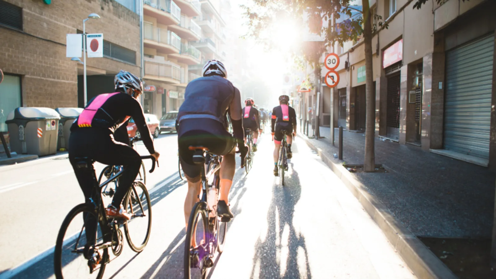 Gruppe Radfahrender fährt in die tiefe Abendsonne