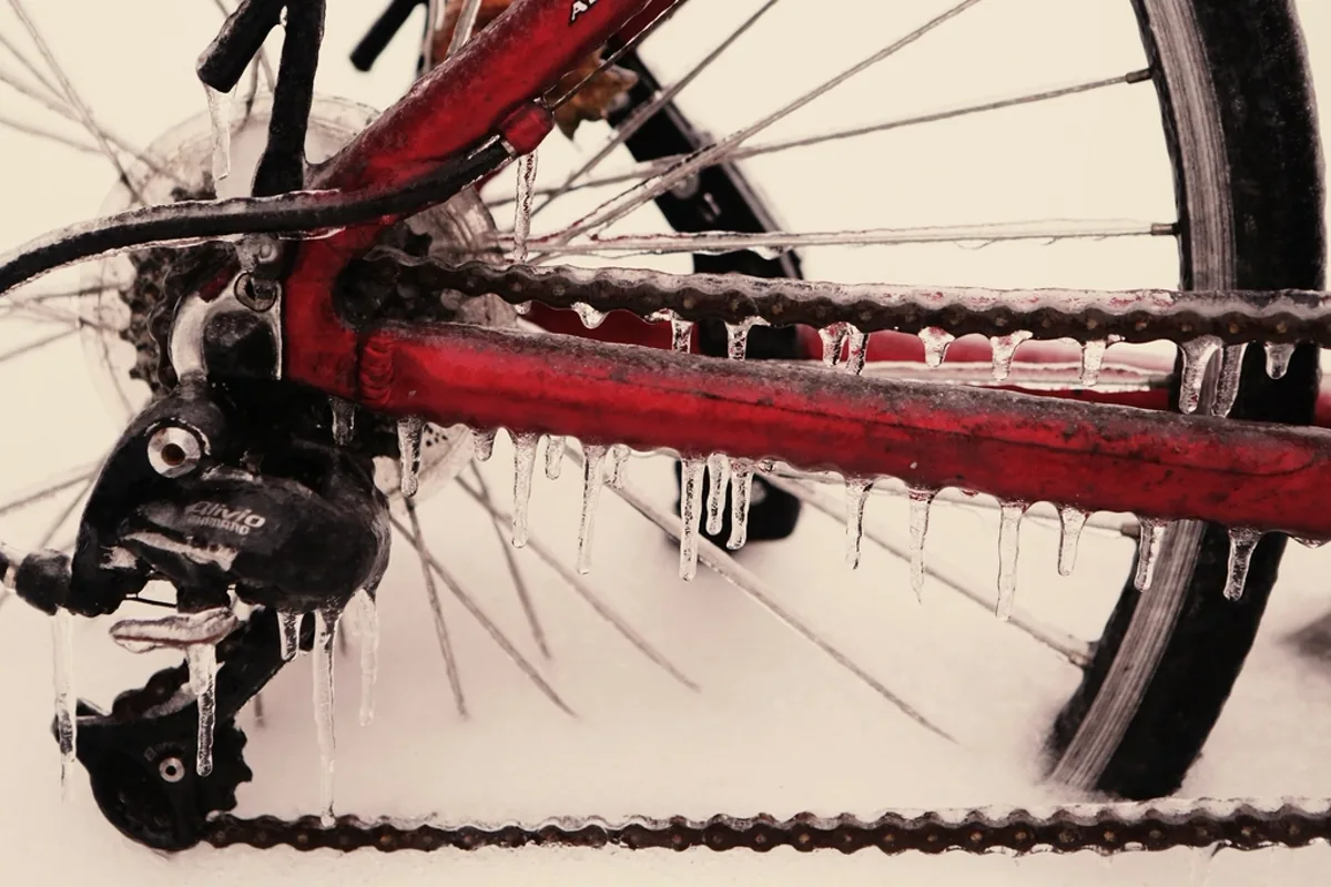 Schaltwerk und Kette an einem Rennrad