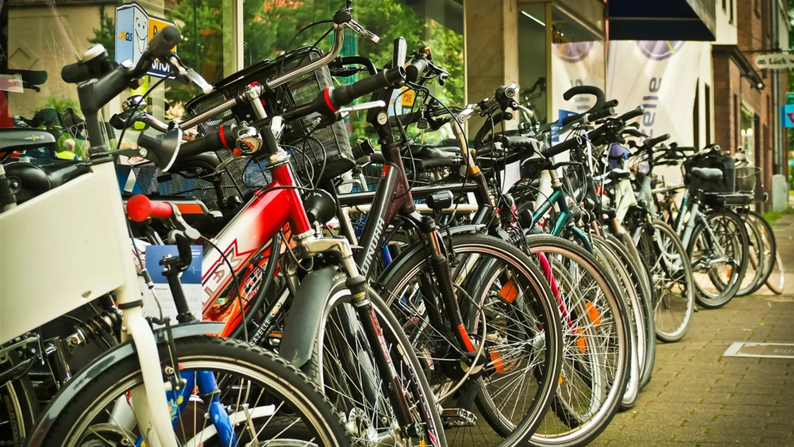 Abgestellte Räder vor einem Fahrradladen